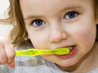 چگونه اولین دندان‌های شیری کودک را مسواک بزنیم؟