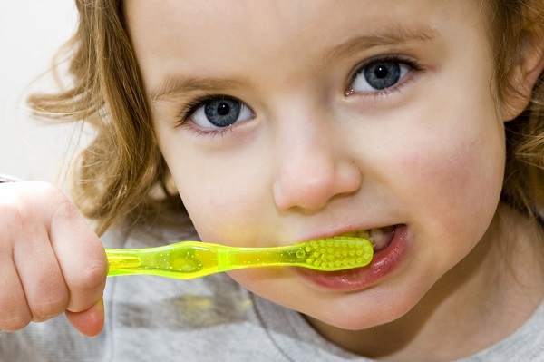 چگونه اولین دندان‌های شیری کودک را مسواک بزنیم؟